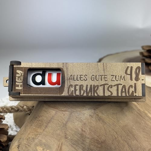 Urhome Geschenkbox Alles Gute zum 48. Geburtstag mit Duplo Schokoriegel - Überraschung Holzbox mit Spruch Gravur inkl. Schokolade Geschenk Riegel - Geburtstagsgeschenk für Erwachsene Mann Frau Urhome Geschenkbox Alles Gute zum 48. Geburtstag mit Duplo Schokoriegel - Überraschung Holzbox mit Spruch Gravur inkl. Schokolade Geschenk Riegel - Geburtstagsgeschenk für Erwachsene Mann Frau von Urhome
