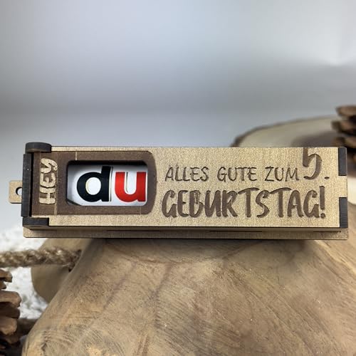 Urhome Geschenkbox Alles Gute zum 5. Geburtstag mit Duplo Schokoriegel - Überraschung Holzbox mit Spruch Gravur inkl. Schokolade Geschenk Riegel - Geburtstagsgeschenk für Kind Junge Mädchen Urhome Geschenkbox Alles Gute zum 5. Geburtstag mit Duplo Schokoriegel - Überraschung Holzbox mit Spruch Gravur inkl. Schokolade Geschenk Riegel - Geburtstagsgeschenk für Kind Junge Mädchen von Urhome