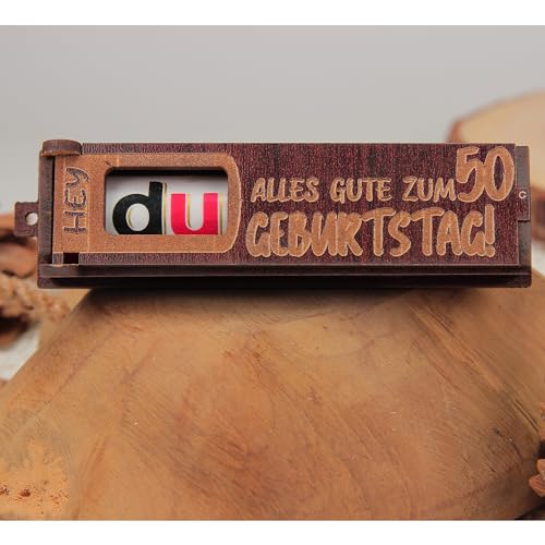 Urhome Geschenkbox Alles Gute zum 50. Geburtstag mit Duplo Schokoriegel - Überraschung Holzbox mit Spruch Gravur inkl. Schokolade Geschenk Riegel - Geburtstagsgeschenk Dunkel Braun von Urhome