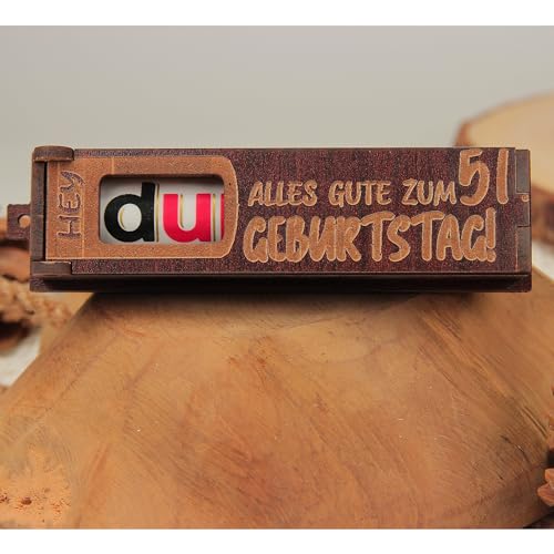 Urhome Geschenkbox Alles Gute zum 51. Geburtstag mit Duplo Schokoriegel - Überraschung Holzbox mit Spruch Gravur inkl. Schokolade Geschenk Riegel - Geburtstagsgeschenk Dunkel Braun von Urhome