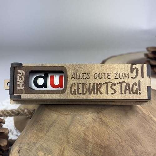 Urhome Geschenkbox Alles Gute zum 51. Geburtstag mit Duplo Schokoriegel - Überraschung Holzbox mit Spruch Gravur inkl. Schokolade Geschenk Riegel - Geburtstagsgeschenk für Erwachsene Mann Frau Urhome Geschenkbox Alles Gute zum 51. Geburtstag mit Duplo Schokoriegel - Überraschung Holzbox mit Spruch Gravur inkl. Schokolade Geschenk Riegel - Geburtstagsgeschenk für Erwachsene Mann Frau von Urhome
