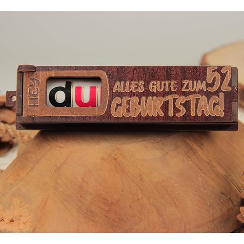 Urhome Geschenkbox Alles Gute zum 52. Geburtstag mit Duplo Schokoriegel - Überraschung Holzbox mit Spruch Gravur inkl. Schokolade Geschenk Riegel - Geburtstagsgeschenk Dunkel Braun von Urhome