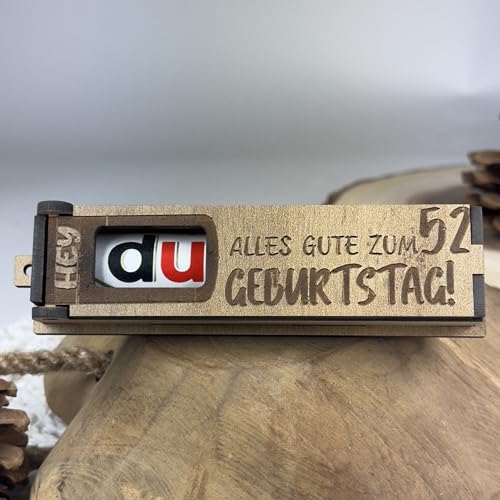 Urhome Geschenkbox Alles Gute zum 52. Geburtstag mit Duplo Schokoriegel - Überraschung Holzbox mit Spruch Gravur inkl. Schokolade Geschenk Riegel - Geburtstagsgeschenk für Erwachsene Mann Frau Urhome Geschenkbox Alles Gute zum 52. Geburtstag mit Duplo Schokoriegel - Überraschung Holzbox mit Spruch Gravur inkl. Schokolade Geschenk Riegel - Geburtstagsgeschenk für Erwachsene Mann Frau von Urhome