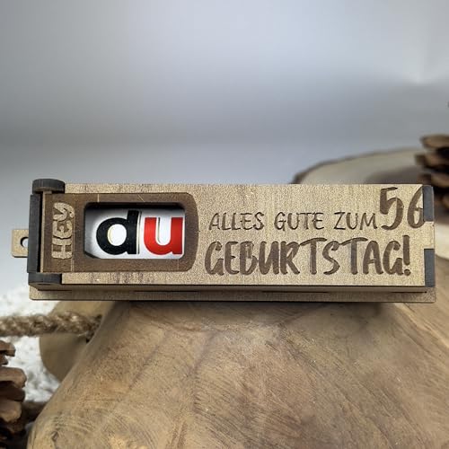 Urhome Geschenkbox Alles Gute zum 56. Geburtstag mit Duplo Schokoriegel - Überraschung Holzbox mit Spruch Gravur inkl. Schokolade Geschenk Riegel - Geburtstagsgeschenk für Erwachsene Mann Frau Urhome Geschenkbox Alles Gute zum 56. Geburtstag mit Duplo Schokoriegel - Überraschung Holzbox mit Spruch Gravur inkl. Schokolade Geschenk Riegel - Geburtstagsgeschenk für Erwachsene Mann Frau von Urhome