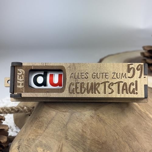 Urhome Geschenkbox Alles Gute zum 59. Geburtstag mit Duplo Schokoriegel - Überraschung Holzbox mit Spruch Gravur inkl. Schokolade Geschenk Riegel - Geburtstagsgeschenk für Erwachsene Mann Frau Urhome Geschenkbox Alles Gute zum 59. Geburtstag mit Duplo Schokoriegel - Überraschung Holzbox mit Spruch Gravur inkl. Schokolade Geschenk Riegel - Geburtstagsgeschenk für Erwachsene Mann Frau von Urhome