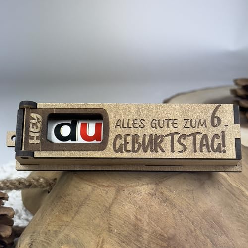 Urhome Geschenkbox Alles Gute zum 6. Geburtstag mit Duplo Schokoriegel - Überraschung Holzbox mit Spruch Gravur inkl. Schokolade Geschenk Riegel - Geburtstagsgeschenk für Kind Junge Mädchen Urhome Geschenkbox Alles Gute zum 6. Geburtstag mit Duplo Schokoriegel - Überraschung Holzbox mit Spruch Gravur inkl. Schokolade Geschenk Riegel - Geburtstagsgeschenk für Kind Junge Mädchen von Urhome
