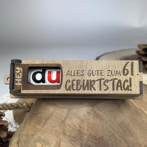 Urhome Geschenkbox Alles Gute zum 61. Geburtstag mit Duplo Schokoriegel - Überraschung Holzbox mit Spruch Gravur inkl. Schokolade Geschenk Riegel - Geburtstagsgeschenk für Erwachsene Mann Frau Urhome Geschenkbox Alles Gute zum 61. Geburtstag mit Duplo Schokoriegel - Überraschung Holzbox mit Spruch Gravur inkl. Schokolade Geschenk Riegel - Geburtstagsgeschenk für Erwachsene Mann Frau von Urhome