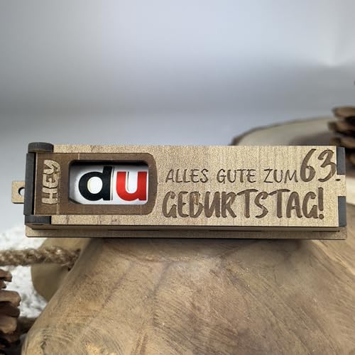 Urhome Geschenkbox Alles Gute zum 63. Geburtstag mit Duplo Schokoriegel - Überraschung Holzbox mit Spruch Gravur inkl. Schokolade Geschenk Riegel - Geburtstagsgeschenk für Erwachsene Mann Frau von Urhome