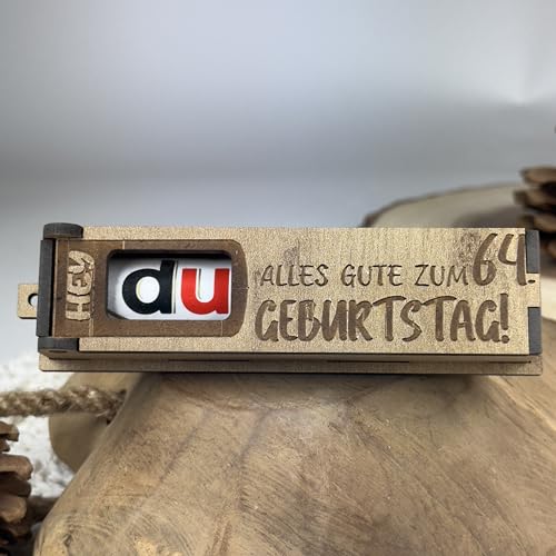 Urhome Geschenkbox Alles Gute zum 64. Geburtstag mit Duplo Schokoriegel - Überraschung Holzbox mit Spruch Gravur inkl. Schokolade Geschenk Riegel - Geburtstagsgeschenk für Erwachsene Mann Frau von Urhome