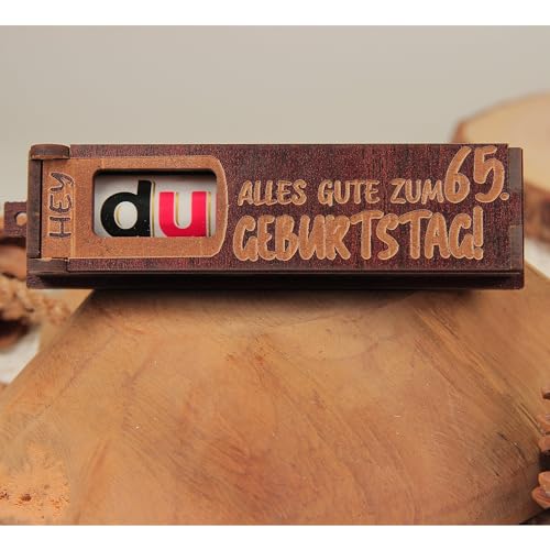 Urhome Geschenkbox Alles Gute zum 65. Geburtstag mit Duplo Schokoriegel - Überraschung Holzbox mit Spruch Gravur inkl. Schokolade Geschenk Riegel - Geburtstagsgeschenk Dunkel Braun von Urhome