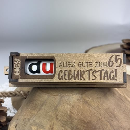 Urhome Geschenkbox Alles Gute zum 65. Geburtstag mit Duplo Schokoriegel - Überraschung Holzbox mit Spruch Gravur inkl. Schokolade Geschenk Riegel - Geburtstagsgeschenk für Erwachsene Mann Frau Urhome Geschenkbox Alles Gute zum 65. Geburtstag mit Duplo Schokoriegel - Überraschung Holzbox mit Spruch Gravur inkl. Schokolade Geschenk Riegel - Geburtstagsgeschenk für Erwachsene Mann Frau von Urhome