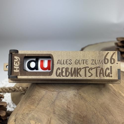 Urhome Geschenkbox Alles Gute zum 66. Geburtstag mit Duplo Schokoriegel - Überraschung Holzbox mit Spruch Gravur inkl. Schokolade Geschenk Riegel - Geburtstagsgeschenk für Erwachsene Mann Frau von Urhome