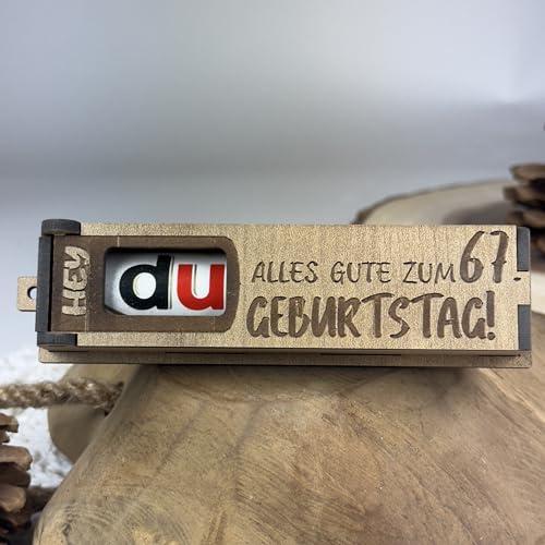 Urhome Geschenkbox Alles Gute zum 67. Geburtstag mit Duplo Schokoriegel - Überraschung Holzbox mit Spruch Gravur inkl. Schokolade Geschenk Riegel - Geburtstagsgeschenk für Erwachsene Mann Frau Urhome Geschenkbox Alles Gute zum 67. Geburtstag mit Duplo Schokoriegel - Überraschung Holzbox mit Spruch Gravur inkl. Schokolade Geschenk Riegel - Geburtstagsgeschenk für Erwachsene Mann Frau von Urhome
