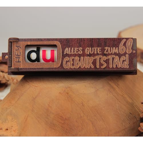 Urhome Geschenkbox Alles Gute zum 68. Geburtstag mit Duplo Schokoriegel - Überraschung Holzbox mit Spruch Gravur inkl. Schokolade Geschenk Riegel - Geburtstagsgeschenk Dunkel Braun von Urhome