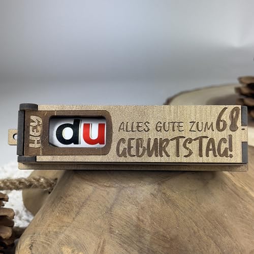 Urhome Geschenkbox Alles Gute zum 68. Geburtstag mit Duplo Schokoriegel - Überraschung Holzbox mit Spruch Gravur inkl. Schokolade Geschenk Riegel - Geburtstagsgeschenk für Erwachsene Mann Frau von Urhome