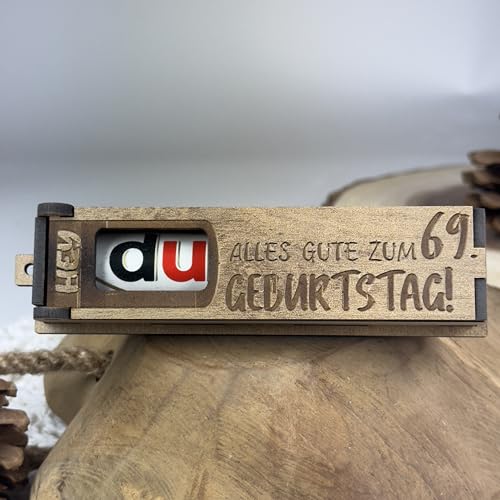 Urhome Geschenkbox Alles Gute zum 69. Geburtstag mit Duplo Schokoriegel - Überraschung Holzbox mit Spruch Gravur inkl. Schokolade Geschenk Riegel - Geburtstagsgeschenk für Erwachsene Mann Frau Urhome Geschenkbox Alles Gute zum 69. Geburtstag mit Duplo Schokoriegel - Überraschung Holzbox mit Spruch Gravur inkl. Schokolade Geschenk Riegel - Geburtstagsgeschenk für Erwachsene Mann Frau von Urhome