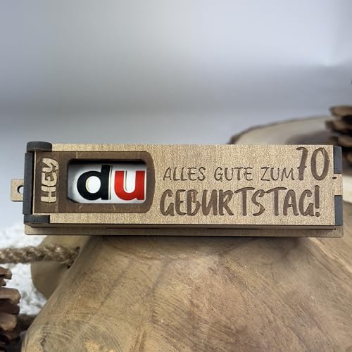 Urhome Geschenkbox Alles Gute zum 70. Geburtstag mit Duplo Schokoriegel - Überraschung Holzbox mit Spruch Gravur inkl. Schokolade Geschenk Riegel - Geburtstagsgeschenk für Erwachsene Mann Frau von Urhome