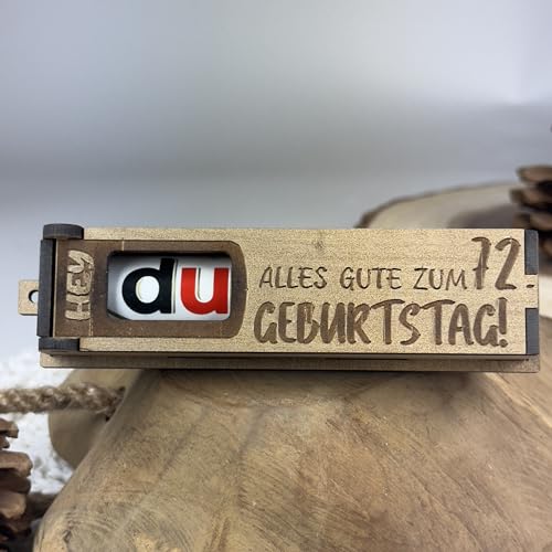 Urhome Geschenkbox Alles Gute zum 72. Geburtstag mit Duplo Schokoriegel - Überraschung Holzbox mit Spruch Gravur inkl. Schokolade Geschenk Riegel - Geburtstagsgeschenk für Erwachsene Mann Frau Urhome Geschenkbox Alles Gute zum 72. Geburtstag mit Duplo Schokoriegel - Überraschung Holzbox mit Spruch Gravur inkl. Schokolade Geschenk Riegel - Geburtstagsgeschenk für Erwachsene Mann Frau von Urhome