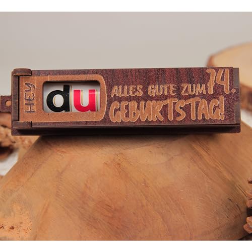 Urhome Geschenkbox Alles Gute zum 74. Geburtstag mit Duplo Schokoriegel - Überraschung Holzbox mit Spruch Gravur inkl. Schokolade Geschenk Riegel - Geburtstagsgeschenk Dunkel Braun von Urhome