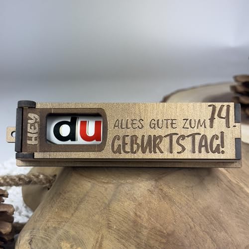 Urhome Geschenkbox Alles Gute zum 74. Geburtstag mit Duplo Schokoriegel - Überraschung Holzbox mit Spruch Gravur inkl. Schokolade Geschenk Riegel - Geburtstagsgeschenk für Erwachsene Mann Frau von Urhome