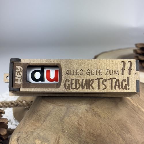 Urhome Geschenkbox Alles Gute zum 77. Geburtstag mit Duplo Schokoriegel - Überraschung Holzbox mit Spruch Gravur inkl. Schokolade Geschenk Riegel - Geburtstagsgeschenk für Erwachsene Mann Frau Urhome Geschenkbox Alles Gute zum 77. Geburtstag mit Duplo Schokoriegel - Überraschung Holzbox mit Spruch Gravur inkl. Schokolade Geschenk Riegel - Geburtstagsgeschenk für Erwachsene Mann Frau von Urhome