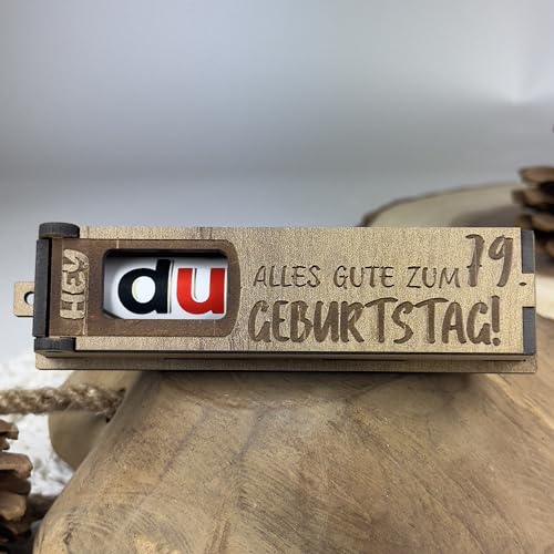 Urhome Geschenkbox Alles Gute zum 79. Geburtstag mit Duplo Schokoriegel - Überraschung Holzbox mit Spruch Gravur inkl. Schokolade Geschenk Riegel - Geburtstagsgeschenk für Erwachsene Mann Frau von Urhome