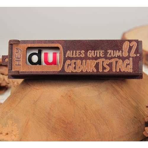 Urhome Geschenkbox Alles Gute zum 82. Geburtstag mit Duplo Schokoriegel - Überraschung Holzbox mit Spruch Gravur inkl. Schokolade Geschenk Riegel - Geburtstagsgeschenk Dunkel Braun von Urhome