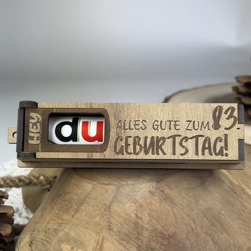 Urhome Geschenkbox Alles Gute zum 83. Geburtstag mit Duplo Schokoriegel - Überraschung Holzbox mit Spruch Gravur inkl. Schokolade Geschenk Riegel - Geburtstagsgeschenk für Erwachsene Mann Frau Urhome Geschenkbox Alles Gute zum 83. Geburtstag mit Duplo Schokoriegel - Überraschung Holzbox mit Spruch Gravur inkl. Schokolade Geschenk Riegel - Geburtstagsgeschenk für Erwachsene Mann Frau von Urhome