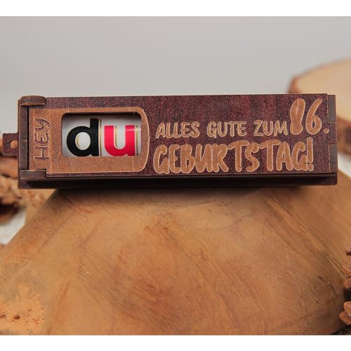 Urhome Geschenkbox Alles Gute zum 86. Geburtstag mit Duplo Schokoriegel - Überraschung Holzbox mit Spruch Gravur inkl. Schokolade Geschenk Riegel - Geburtstagsgeschenk Dunkel Braun von Urhome