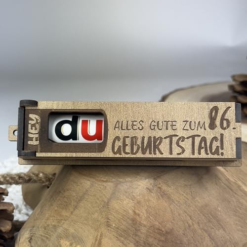 Urhome Geschenkbox Alles Gute zum 86. Geburtstag mit Duplo Schokoriegel - Überraschung Holzbox mit Spruch Gravur inkl. Schokolade Geschenk Riegel - Geburtstagsgeschenk für Erwachsene Mann Frau Urhome Geschenkbox Alles Gute zum 86. Geburtstag mit Duplo Schokoriegel - Überraschung Holzbox mit Spruch Gravur inkl. Schokolade Geschenk Riegel - Geburtstagsgeschenk für Erwachsene Mann Frau von Urhome