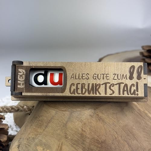 Urhome Geschenkbox Alles Gute zum 88. Geburtstag mit Duplo Schokoriegel - Überraschung Holzbox mit Spruch Gravur inkl. Schokolade Geschenk Riegel - Geburtstagsgeschenk für Erwachsene Mann Frau Urhome Geschenkbox Alles Gute zum 88. Geburtstag mit Duplo Schokoriegel - Überraschung Holzbox mit Spruch Gravur inkl. Schokolade Geschenk Riegel - Geburtstagsgeschenk für Erwachsene Mann Frau von Urhome