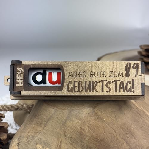 Urhome Geschenkbox Alles Gute zum 89. Geburtstag mit Duplo Schokoriegel - Überraschung Holzbox mit Spruch Gravur inkl. Schokolade Geschenk Riegel - Geburtstagsgeschenk für Erwachsene Mann Frau Urhome Geschenkbox Alles Gute zum 89. Geburtstag mit Duplo Schokoriegel - Überraschung Holzbox mit Spruch Gravur inkl. Schokolade Geschenk Riegel - Geburtstagsgeschenk für Erwachsene Mann Frau von Urhome
