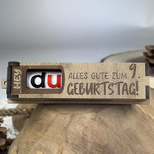 Urhome Geschenkbox Alles Gute zum 9. Geburtstag mit Duplo Schokoriegel - Überraschung Holzbox mit Spruch Gravur inkl. Schokolade Geschenk Riegel - Geburtstagsgeschenk für Kind Junge Mädchen von Urhome