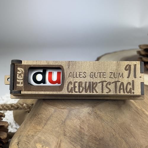 Urhome Geschenkbox Alles Gute zum 91. Geburtstag mit Duplo Schokoriegel - Überraschung Holzbox mit Spruch Gravur inkl. Schokolade Geschenk Riegel - Geburtstagsgeschenk für Erwachsene Mann Frau Urhome Geschenkbox Alles Gute zum 91. Geburtstag mit Duplo Schokoriegel - Überraschung Holzbox mit Spruch Gravur inkl. Schokolade Geschenk Riegel - Geburtstagsgeschenk für Erwachsene Mann Frau von Urhome