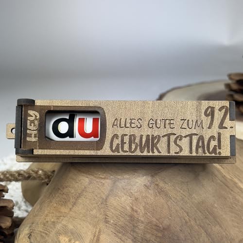 Urhome Geschenkbox Alles Gute zum 92. Geburtstag mit Duplo Schokoriegel - Überraschung Holzbox mit Spruch Gravur inkl. Schokolade Geschenk Riegel - Geburtstagsgeschenk für Erwachsene Mann Frau von Urhome