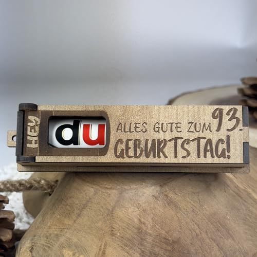 Urhome Geschenkbox Alles Gute zum 93. Geburtstag mit Duplo Schokoriegel - Überraschung Holzbox mit Spruch Gravur inkl. Schokolade Geschenk Riegel - Geburtstagsgeschenk für Erwachsene Mann Frau von Urhome