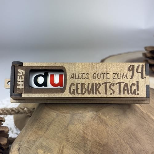 Urhome Geschenkbox Alles Gute zum 94. Geburtstag mit Duplo Schokoriegel - Überraschung Holzbox mit Spruch Gravur inkl. Schokolade Geschenk Riegel - Geburtstagsgeschenk für Erwachsene Mann Frau von Urhome