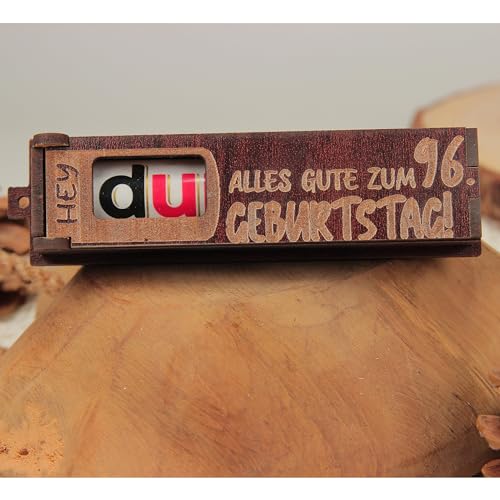 Urhome Geschenkbox Alles Gute zum 96. Geburtstag mit Duplo Schokoriegel - Überraschung Holzbox mit Spruch Gravur inkl. Schokolade Geschenk Riegel - Geburtstagsgeschenk Dunkel Braun von Urhome