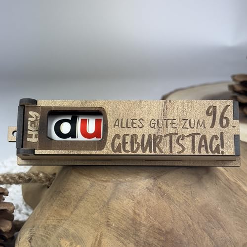 Urhome Geschenkbox Alles Gute zum 96. Geburtstag mit Duplo Schokoriegel - Überraschung Holzbox mit Spruch Gravur inkl. Schokolade Geschenk Riegel - Geburtstagsgeschenk für Erwachsene Mann Frau Urhome Geschenkbox Alles Gute zum 96. Geburtstag mit Duplo Schokoriegel - Überraschung Holzbox mit Spruch Gravur inkl. Schokolade Geschenk Riegel - Geburtstagsgeschenk für Erwachsene Mann Frau von Urhome