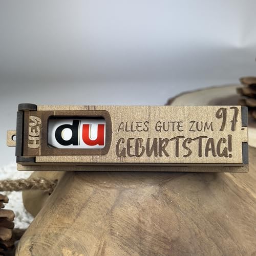 Urhome Geschenkbox Alles Gute zum 97. Geburtstag mit Duplo Schokoriegel - Überraschung Holzbox mit Spruch Gravur inkl. Schokolade Geschenk Riegel - Geburtstagsgeschenk für Erwachsene Mann Frau von Urhome