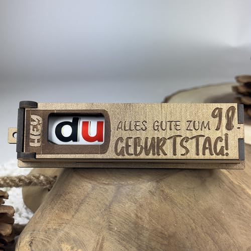 Urhome Geschenkbox Alles Gute zum 98. Geburtstag mit Duplo Schokoriegel - Überraschung Holzbox mit Spruch Gravur inkl. Schokolade Geschenk Riegel - Geburtstagsgeschenk für Erwachsene Mann Frau Urhome Geschenkbox Alles Gute zum 98. Geburtstag mit Duplo Schokoriegel - Überraschung Holzbox mit Spruch Gravur inkl. Schokolade Geschenk Riegel - Geburtstagsgeschenk für Erwachsene Mann Frau von Urhome