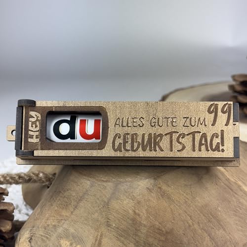 Urhome Geschenkbox Alles Gute zum 99. Geburtstag mit Duplo Schokoriegel - Überraschung Holzbox mit Spruch Gravur inkl. Schokolade Geschenk Riegel - Geburtstagsgeschenk für Erwachsene Mann Frau Urhome Geschenkbox Alles Gute zum 99. Geburtstag mit Duplo Schokoriegel - Überraschung Holzbox mit Spruch Gravur inkl. Schokolade Geschenk Riegel - Geburtstagsgeschenk für Erwachsene Mann Frau von Urhome