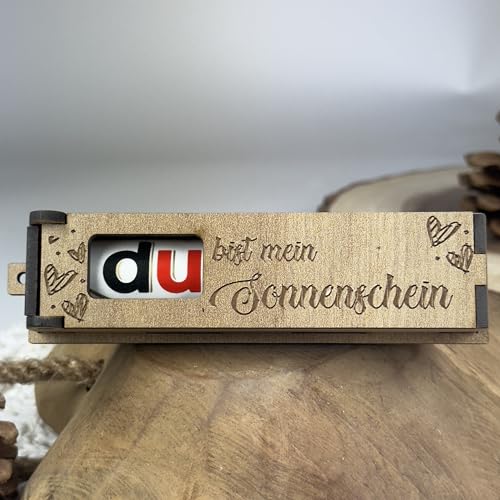 Urhome Holzbox Du bist mein Sonnenschein Gravur mit Duplo Schokoriegel - Herzen Geschenkbox mit Spruch inkl. Schokolade Riegel - Danke Geschenk Holz Box graviert für Freund Freundin Sohn Tochter Kind Urhome Holzbox Du bist mein Sonnenschein Gravur mit Duplo Schokoriegel - Herzen Geschenkbox mit Spruch inkl. Schokolade Riegel - Danke Geschenk Holz Box graviert für Freund Freundin Sohn Tochter Kind von Urhome