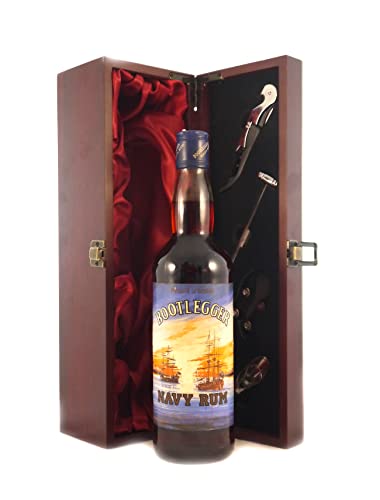 Bootlegger Navy Rum 1990's bottling in einer mit Seide ausgestatetten Geschenkbox, da zu 4 Weinaccessoires, 1 x 700ml von Vintagewinegifts