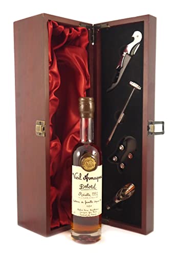 Delord Freres Bas Vintage Armagnac 1992 (20cl) in einer mit Seide ausgestatetten Geschenkbox, da zu 4 Weinaccessoires, 1 x 200ml von Vintagewinegifts