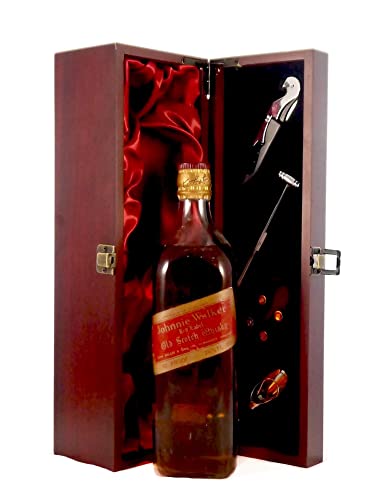 Johnnie Walker Red Label (1960s bottling) in einer mit Seide ausgestatetten Geschenkbox, da zu 4 Weinaccessoires, 1 x 750ml von Vintagewinegifts