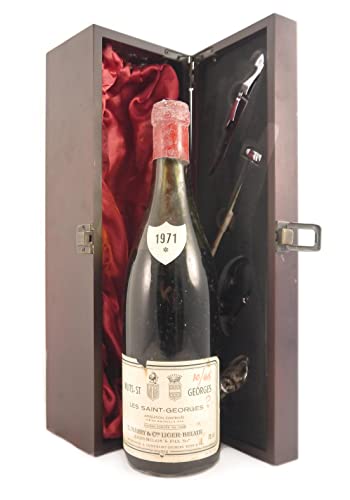 Nuits Saint Georges 'Les Saint Geroges' 1971 Liger Belair in einer mit Seide ausgestatetten Geschenkbox, da zu 4 Weinaccessoires, 1 x 750ml Nuits Saint Georges 'Les Saint Geroges' 1971 Liger Belair in einer mit Seide ausgestatetten Geschenkbox, da zu 4 Weinaccessoires, 1 x 750ml von Vintagewinegifts