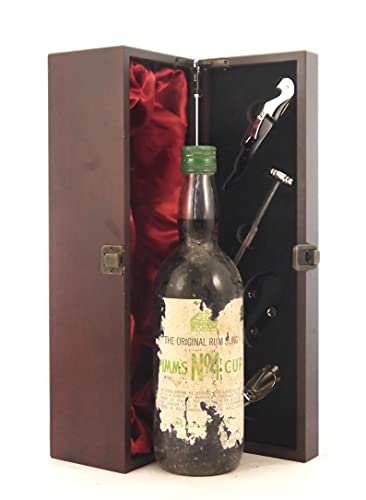 Pimms No 4 The Original Rum Sling (1960's) in einer mit Seide ausgestatetten Geschenkbox, da zu 4 Weinaccessoires, 1 x 700ml von Vintagewinegifts