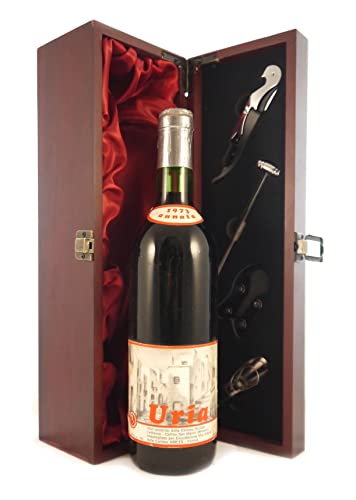 Uria 1973 Catina Vinces in einer mit Seide ausgestatetten Geschenkbox, da zu 4 Weinaccessoires, 1 x 750ml von Vintagewinegifts