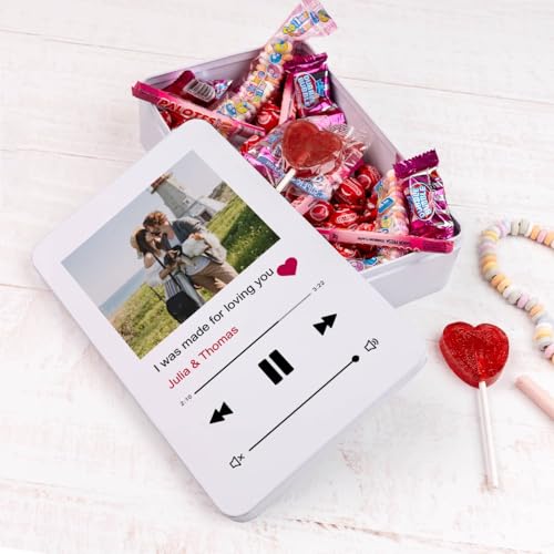 Wanapix | Blechdose mit Süßigkeiten| Personalisierte mit Bild und Text | Mit Süßigkeiten | Originelles Geschenk zum Valentinstag| 21x13x5 cm (1200 ml) - Song von Wanapix